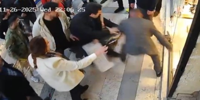 Boanma Aamasndaki Kadna Sokak Ortasnda Bakl Saldr! Esnaf Byle Engelledi