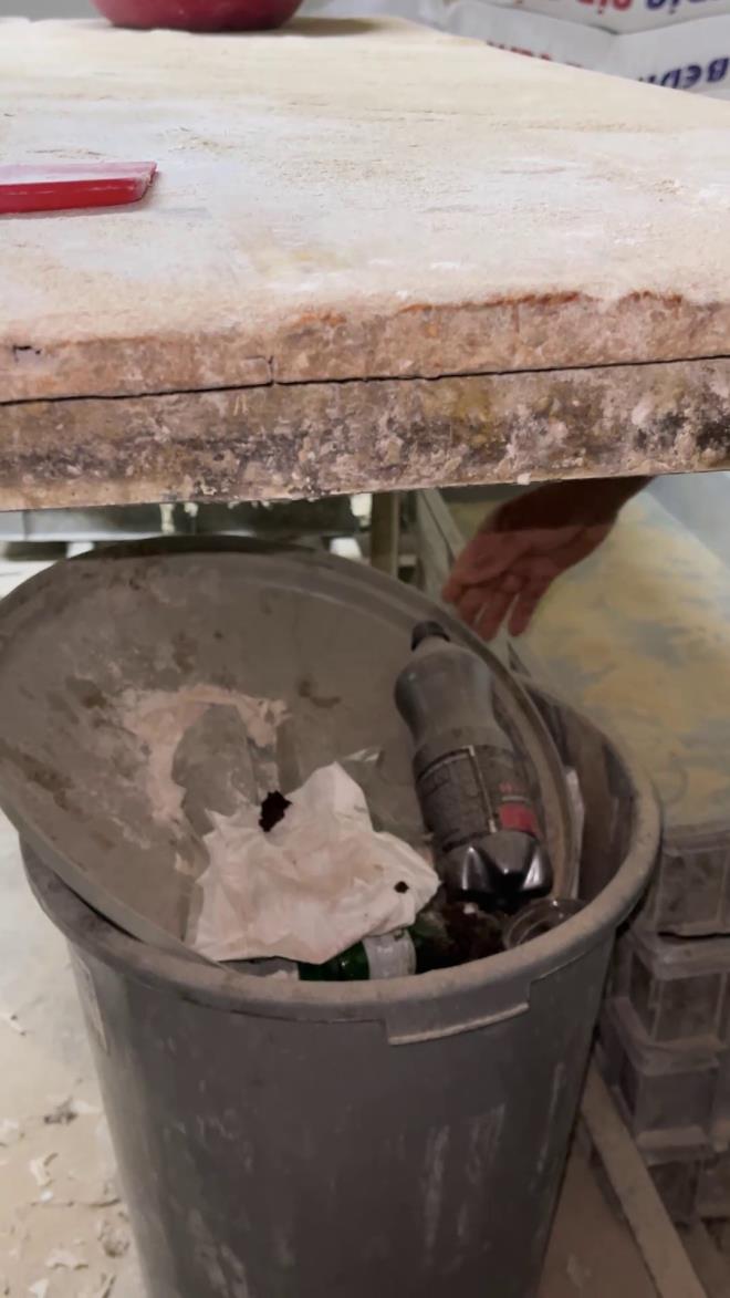 <strong>Ekipler Bcek Trlerini Tek Tek Sayd</strong><br>  Bir frnda grdkleri bcekler karsnda aknlk yaayan zabta ekipleri, kalorifer bcei, gm bcei ve karnca bata olmak zere pek ok bcek trne rastlad ve bunlar tek tek saymakla bitiremedi.