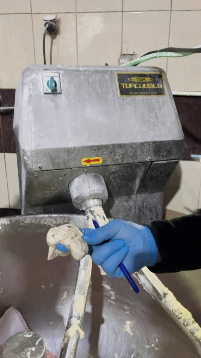 <strong>Cezai lem ve Takip Devam Ediyor</strong><br>  Hijyen ve gda gvenlii kurallarna uymayan frnlara gerekli cezai ilemler uyguland. letmelerin iyiletirilene kadar kapal kalmas ve dzenli denetimlerle takip edilmesi planlanyor.