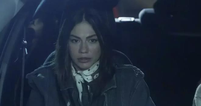 <h1>PHELER NSAN ZERNDE TOPLANDI</h1>  <p>te yandan Irmak, Grdal, Mslm ve Faruk, muhbiri ortaya karmak iin harekete geti. phelendikleri isimlere kk bir oyun kurarak her birine farkl bilgiler verdi. Tufan'n sakland depoya polisler baskn yapnca tm oklar bu kez Nisan'a evrildi. Nisan'n muhbir olabilecei ihtimali Eref'i derinden sarst. Dorular renmek isteyen Eref, soluu Nisan'n kapsnda ald.</p>