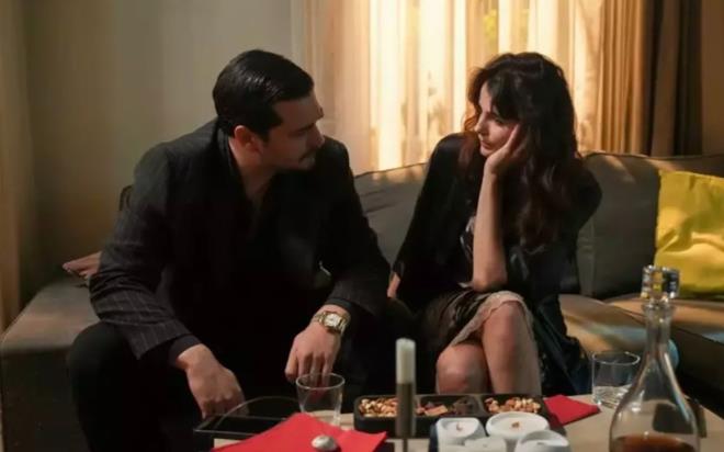 Kanal D'nin fenomen haline gelen dizisi Eref Rya, aksiyon ve ak dolu blmyle ekran bandakilere duygu frtnas yaatt. Haftalardr reytinglerde 'tek' olan dizi, zirvedeki yerini korudu. Eref Rya, sanal medyada da gnn en ok konuulan yapm oldu.