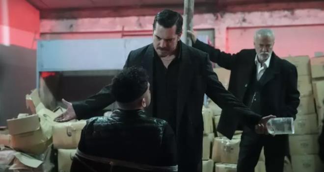 <h1>DRTL EFKR DAITTI</h1>  <p>Diner'in yannda kendisini madara ettii iin Nisan'dan ayrlan Eref'in efkr datt mekana giden Grdal, Mslm ve Faruk Eref'e destek oldu. Ekip, Mslm Baba'nn "Seni Yazdm" adl eserini syledi. Tufan' yakalayan Eref, onu konuturarak Kadir'in ortann hala hayatta olduunu rendi. Kadir'in ortana ulamak isteyen Eref, onun talyanlarla yapaca sevkiyatn peine dt. Snaa giden Eref, Kadir ve Diner'i elinden karsa da Diner'in ardnda brakt bir gazete kpryle aslnda Kadir'in ortann gemiiyle balantl olduunu fark etti.</p>