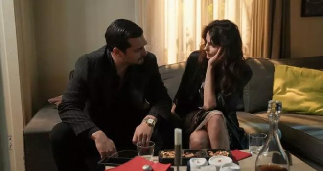 <div class="content-text"><h1>NSAN'IN KISKANLIK KRZ</h1>  <p>lerindeki hain konusunda kafas kark olan Eref, idem'e giderek ondan bu kiiyi bulmasn istedi. Eref'e ulamak isteyen Nisan ise onu aradnda telefonda karsna idem kt. idem'in Eref'in telefonunu amasna bozulan Nisan, kskanlktan deliye dnd.</p>          </div>          <div class="bar"></div>