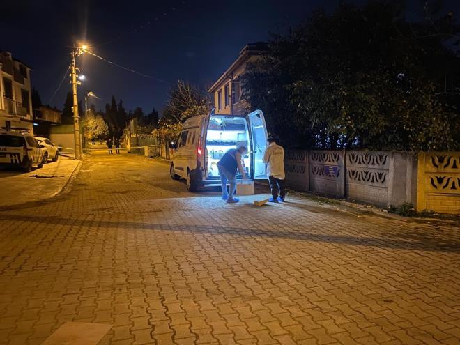 <strong>"Bak Mehdi'nin cebindeydi" ve "fitne" tartmalar</strong><br>  alanlardan Abdolmatn M., Golbahar'n "Ali'yi dvyorlar" diye barmas zerine Mehdi B'nin odaya girip Abdolraouf'la kavga ettiini, bu srada sa arka cebinden kard bakla saldrdn ne srd. Bir baka alan Semiha . ise, bir sredir i yerinde gruplama olduunu, Golbahar'n sevgilisi Mehdi'yi doldurduunu, Mehdi'nin odaya girer girmez akyla Abdolraouf'a saldrdn iddia etti; Golbahar ise bu anlatmlar ve "kkrtma" sulamalarn reddetti.