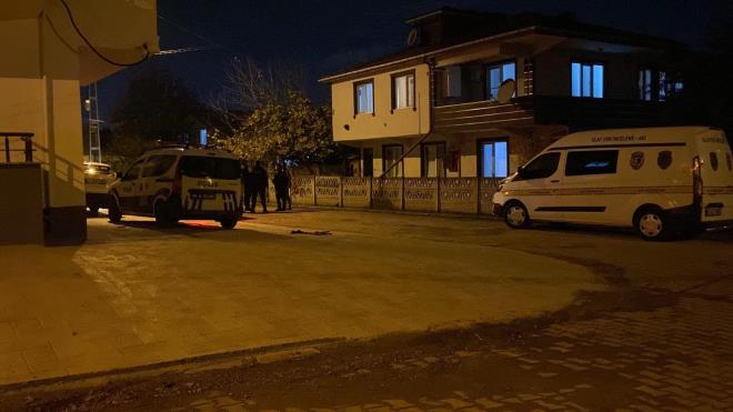 <strong>"Biskvi iinden uyuturucu kt" ddias Soruturmada</strong><br>  Golbahar P., kavgann temelinde eski bir alann memleketten getirdii eyalar arasnda biskvilerin iinde uyuturucu bulunmas olduunu ileri srd. ddiaya gre bu olay nedeniyle brahim isimli alan tutuklannca, Abdolraouf Gorgani, arkada brahim'in tutuklanmasndan Ali K'y sorumlu tuttu ve "Senin yznden tutukland" diyerek onu darbetti; amarhanedeki can kaybyla sonulanan gerginliin bu olaydan sonra trmand belirtildi. Soruturma, elikili ifadeler ve uyuturucu iddialar nda sryor.