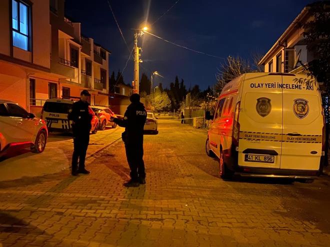 <strong>alma zni Yok, Konteynerde Yaam ve "Ali'yi Dvyorlar" ddias</strong><br>   yerinde a olarak alan ran uyruklu Golbahar P., kendisi ve dier alanlarn alma izni olmadn, konteynerlerde kaldklarn ve 25 bin lira maa aldklarn anlatt. Olay gn Abdolraouf'un, Ali K'yi konteynerden srkleyerek odasna gtrdn, ieriden "Yardm edin, bana vurma" sesleri geldiini, kap almaynca Mehdi B. ve dier iilerin kapy krdn ve ieride Ali'nin dvldn grdklerini syledi.