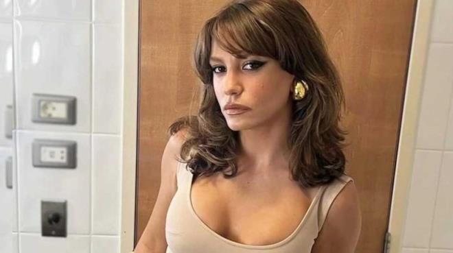 Hem yurt iinde hem de yurt dnda saysz projede yer ald. Bu hret ona reklam dnyasnn da kapsn aralad. Yerli ve yabanc firmalarla milyon dolarlk anlamalara imza att.