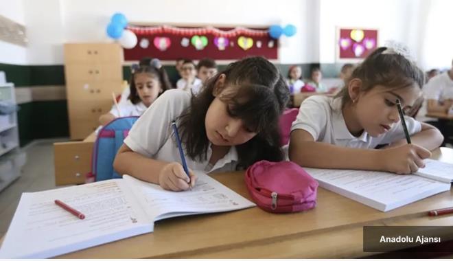 <h2 class="text-size-20 md:text-size-24 px-2.5 mt-2 text-black font-bold pt-2">3 ARALIK OKULLAR TATL M?</h2><div class="text-size-18 md:text-size-20 p-3 pb-1 font-medium text-black ck ck-content break-words leading-normal"><p>3 Aralk, Trkiye Cumhuriyeti resmi tatil takviminde yer alan resmi bir tatil gn deil.</p><p>&nbsp;</p><p>Bu nedenle, 3 Aralk 2025 aramba gn okullar eitim retime kald yerden devam edecek.</p></div>