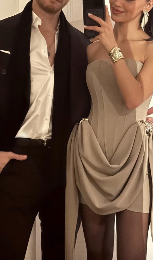 klardan ilk fotoraf geldi. Selin Yacolu, yzlerini gstermeden Kerem Brsin ile ayna karsnda yan yana olduklar bu fotoraf yaymlad.