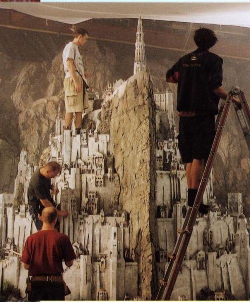 <p><b>Minas Tirith - Lord of the Rings</b></p>  Devasa binalar, uzay gemileri, bir ehrin yok olmas ya da gkdelenlere trmanan bir goril..