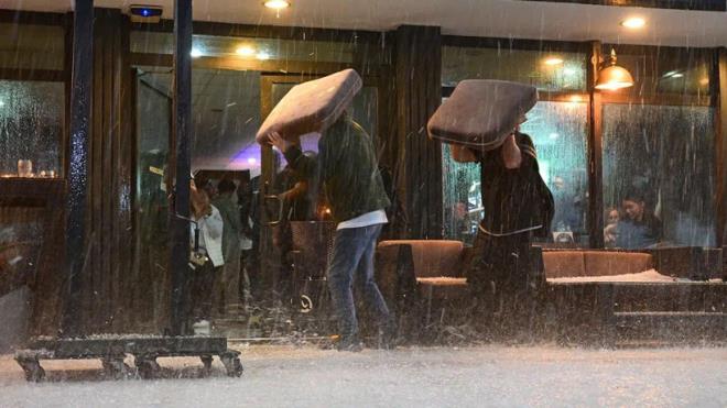 <h1>stanbul'da bugn hava nasl olacak?</h1>  <p>stanbul'da scaklklar hzla derken Meteoroloji'den pe pee uyarlar geliyor. Kent genelinde kar, don, kuvvetli saanak, sis ve pus ihtimali artm durumda. Paylalan haritalar, zellikle sabah ve gece saatlerinde risklerin belirginleeceini gsteriyor. Kentin hangi blgelerinin daha fazla etkilenecei merak konusu olurken gzler yeni uyarlara evrildi. stanbul'da bugn en yksek scakln 15, en dk scakln ise 10 derece olmas bekleniyor.</p>