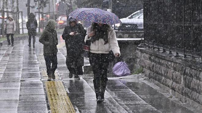 Hava durumuna gre ya ak ya da kapal alan tercihinde bulunacak olanlar yaad ilde yamur, kar yaacak m aratryor. Meteoroloji kaynaklarndan gelen son tahminler stanbul iin k hazrlklarn hzlandrd. Aralk ayna doru ilerlerken, hava scaklklarnn dmesi kar ihtimalini artrd.&nbsp;