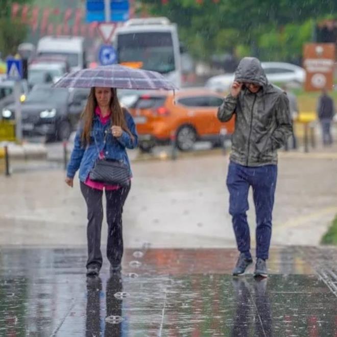 stanbul'da yalar blgesel olarak pazartesi gnne kadar sreklilik gsterecek. Kentte scaklklarn birka gn boyunca 15 derece civarnda seyretmesi bekleniyor.
