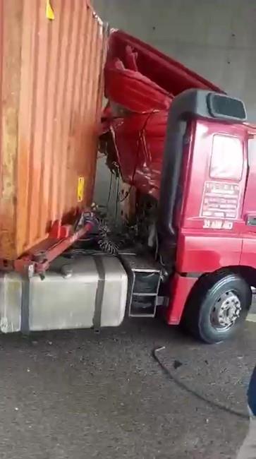 <strong>Bariyer ve Beton Duvara arpt</strong><br>  Yahya Aydn idaresindeki tr, kontroln kaybettikten sonra nce demir bariyere ardndan yol kenarndaki beton duvara arpt. arpmann etkisiyle arata ciddi hasar olutu.