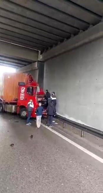 <strong>Src Trn Altnda Kald</strong><br>  Kazann iddetiyle src Yahya Aydn aratan derek trn altna skt. Olay yerindeki vatandalar durumu hemen salk, polis ve itfaiye ekiplerine bildirdi.