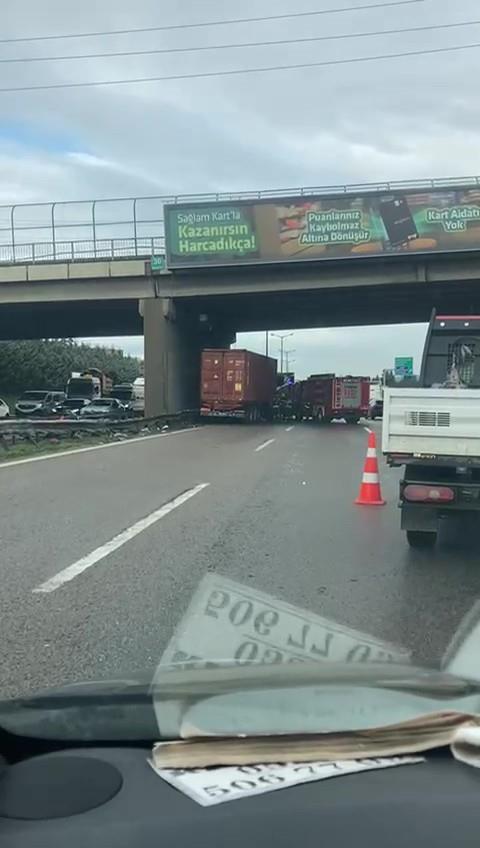 <strong>tfaiye Ekiplerinin Kurtarma almas</strong><br>  Ksa srede olay yerine gelen itfaiye ekipleri, trn altnda kalan yaral srcy dikkatli bir alma sonras bulunduu yerden kard ve salk ekiplerine teslim etti.