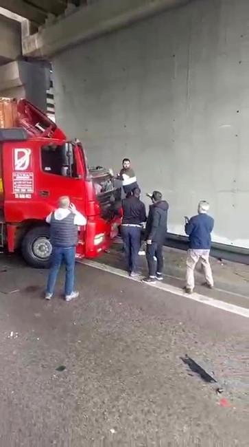 <strong>TEM'de Kontrolden kan Tr</strong><br>  TEM Otoyolu'nun Kocaeli geiinde, stanbul istikameti ekerpnar Kava mevkiinde seyir halindeki 35 AIM 463 plakal konteyner ykl tr, srcnn direksiyon hakimiyetini kaybetmesi sonucu kontrolden kt.