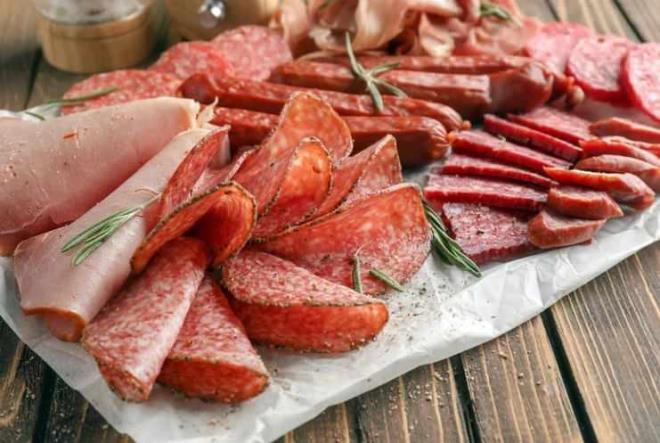 <p><span style="color:#B22222"><strong>KANSER VE KALP HASTALIKLARINA NEDEN OLUYOR&nbsp;</strong></span></p>    <p>Yaplan kapsaml almalara dikkat eken nl Kardiyolog&nbsp;salam, sosis veya sucuk gibi ilenmi etlerin, kanser ve kalp hastal gibi daha yksek ciddi hastalk riskiyle balantl olduu ispatland. Bu nedenle beslenme sisteminde de olduka az tketmek ok nemli.&nbsp;</p>