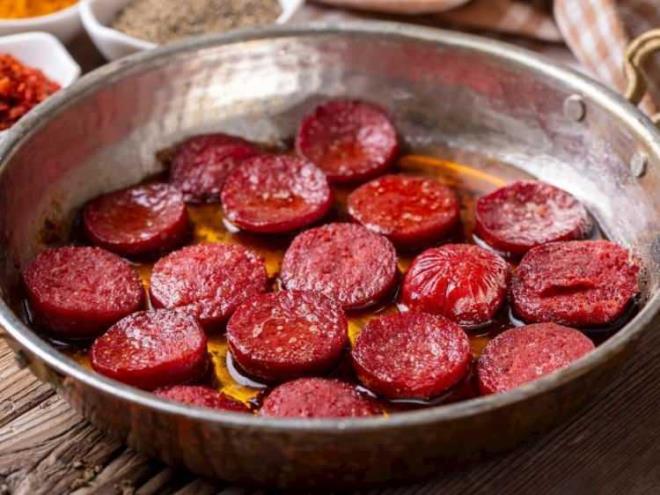 Salksz yiyecekler arasnda yer alan bu besinleri eer tketecekseniz sadece zel gnlerde sadece ylda birka kez tketmek kalp salnz korumak asndan ok nemli olduunu ifade ediyor.&nbsp;