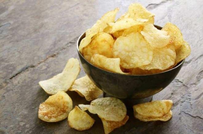 <p><span style="color:#B22222"><strong>"AZIMA BLE SRMEM"</strong></span></p>    <p>Reynolds,&nbsp;<strong>patates cipsini azna bile srmediini, hatta evde bulundurmadn</strong> zellikle altn izdi. Bunun sebebi ise; paketi bir kere atnzda ll olarak yeme ihtimalinin olduka dk olmas. Cannz tr tr bir eyler attryorsa patlam msrn daha salkl bir alternatif, hatta taze sebzeler olabileceini syledi.</p>