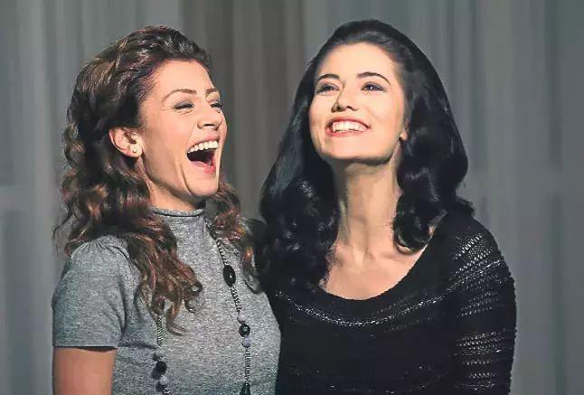 <span><strong>AL RIZA BEY KIZLARINA STEM ETT: H ARAMADILAR!</strong></span>Ergn, dizi bittikten sonra <strong>Fahriye Evcen</strong> ve <strong>Gke Bahadr'</strong>n kendisini hi aramadn, ancak evin byk kz <strong>'Fikret'</strong>&nbsp;karakterini canlandran <strong>Bennu Yldrmlar'</strong>n ise kendisiyle iletiimi hi kesmediini u szlerle anlatt: