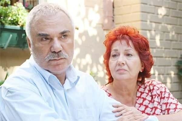 Televizyon tarihinin en klt dizilerinden biri olan <strong>Yaprak Dkm</strong> dizisi, yaynland dneme damgasn vurmu ve izleyicisini adeta ekran bana kilitlemiti.&nbsp;