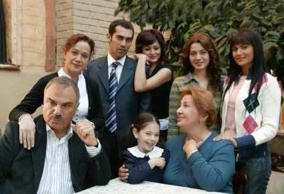 Usta oyuncu bu kez de dizideki kzlarn canlandran <strong>Fahriye Evcen</strong> ve <strong>Gke Bahadr'</strong>n dizi bittikten sonra kendisini aramadklarn syleyerek sitem etti.