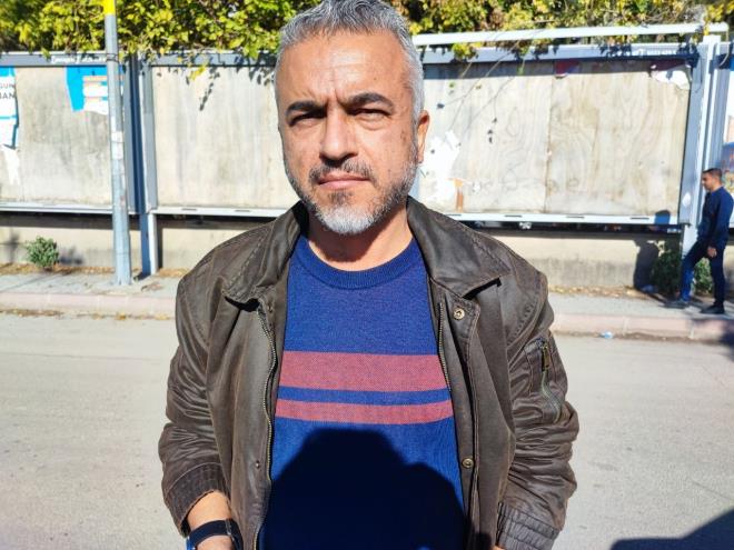 <p class="my-2 [&+p]:mt-4 [&_strong:has(+br)]:inline-block [&_strong:has(+br)]:pb-2"><strong>retmen: "Kazm' ok seviyorum, 50 bin lira istiyorlar"</strong><br>  Kadir Can Uslu, polis merkezinde ifade verdikten sonra yapt aklamada, sosyal medyada sevilen sanatlarn arklarn kullanan binlerce kii olduunu, bu mantkla herkese ceza verilmesi gerekeceini syledi. Kazm Koyuncu'nun sevdii bir sanat olduunu, hatta Artvin'deki mezarn ziyarete gittiini belirten Uslu, kendisinden yaklak 50 bin lira istendiini anlatarak, telifli mziklerde anlamann veya sessize alma ileminin sosyal medya platformlarnca yaplmas gerektiini, kendisinin platformlarn telif cretlerini dediini dndn ifade etti.</p>  <hr class="bg-subtle h-px border-0" node="[object Object]">