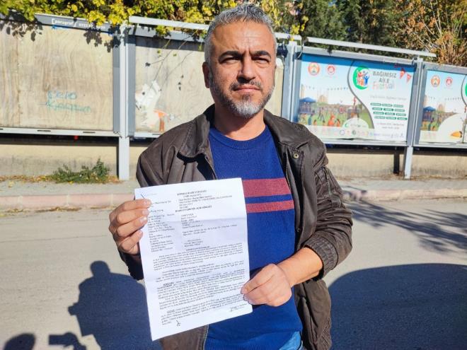 <strong>'Uy Aha' arks sosyal medyada, tr ofr ve retmene telif bavurusu</strong><br>  Trabzon'da tr ofr Salim Kalfa, evinin balkonundan ektii 1 dakikalk grntye Kazm Koyuncu'nun Trabzonspor iin besteledii "Uy Aha" arksnn nakaratn ekleyip sosyal medyada paylat; 4 ay sonra sanatnn kardei, Fikir ve Sanat Eserleri Kanunu'nun 71'inci maddesi kapsamnda "manevi, mali ve balantl haklara tecavz" iddiasyla Savcla su duyurusunda bulunarak 50 bin TL tazminat talep etti. Benzer bir durum Adana'da retmen Kadir Can Uslu'nun, Portakal iei Karnaval iin hazrlad grsellere ayn arknn mziini ekleyip TikTok'ta paylamasnn ardndan yaand; Koyuncu'nun miraslar bu paylam nedeniyle Uslu hakknda da savcla bavurdu.