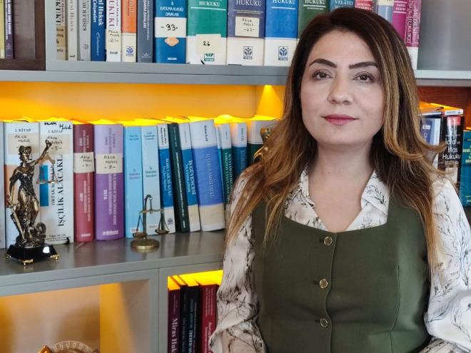 <strong>Avukat uyaryor: "Ticari ama yoksa ceza olmaz"</strong><br>  Avukat Nazan Aka, 5846 sayl Fikir ve Sanat Eserleri Kanunu'nun 71'inci maddesinin cezai hkmler ierdiini hatrlatarak, burada esas noktann kullanmn ticari kazan amac tamas olduunu vurgulad. Vatandalarn sevdikleri mzikleri kiisel amala dinleyip sosyal medya hesaplarnda paylamalarnda, ortada maddi kazan olmad srece cezai ya da maddi bir yaptrm olamayacan dile getiren Aka, aksi halde arky mrldanan herkesin bile cezai yaptrma maruz kalmasnn gerekeceini syleyerek, "nemli olan, eserin ticari amala yaylp yaylmaddr" dedi.