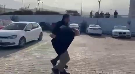 <strong>M.. gzaltnda, kasten ldrmeye teebbsten tutukland</strong><br>  Kasten ldrmeye teebbs olaynn phelisi M.., Hatay Emniyet Mdrl ekiplerinin almasyla ksa srede yakalanarak gzaltna alnd. Emniyetteki ilemlerinin ardndan adliyeye sevk edilen M.., karld mahkemece tutuklanarak cezaevine gnderildi.