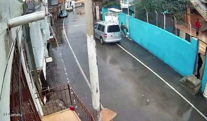 <strong>Ayn sokakta ikinci ok: Husumetlisine aracyla saldrd</strong><br>  Aradan geen iki ayn ardndan, 1 Aralk gn yine Buluttepe Mahallesi'nde bu kez M.., husumetlisiyle ayn sokakta karlat. ddiaya gre M.., hafif ticari aracn husumetlisinin zerine srerek onu sokak ortasnda ezerek ldrmeye alt.