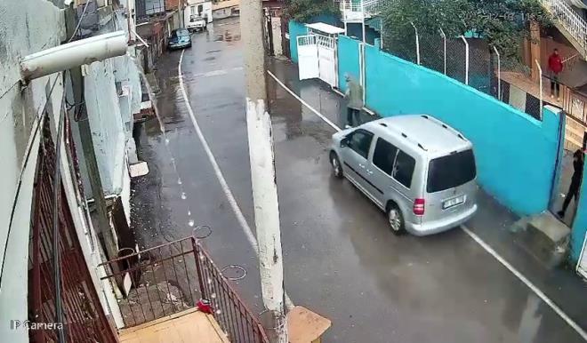 <strong>Pompal tfekli kavga: 63 yandaki Leyla ahin ldrld</strong><br>  28 Eyll'de Buluttepe Mahallesi'nde komular arasnda kan kavgada, 63 yandaki Leyla ahin pompal tfekle vurularak hayatn kaybetti. Olay sonras C.., H.O., M.O., M.. ve T.. tutuklanrken, phelilerden V.. ile M.. adli kontrol artyla serbest brakld.