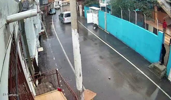 <strong>Dehet an kamerada, yaral hastaneye kaldrld</strong><br>  Aklalmaz saldr saniye saniye gvenlik kamerasna yansd; grntlerde M..'nin aracyla sokakta yryen kiiye doru ani manevrayla yneldii ve arpma an net ekilde grlyor. evredekilerin ihbar zerine olay yerine salk ve polis ekipleri sevk edilirken, arpt kii ambulansla hastaneye kaldrld.