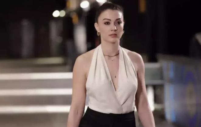 Oyunculua 2013 ylnda &nbsp;'Muhteem Yzyl' dizisinde 'Huricihan Sultan' karakteriyle adm atan Burcu zberk, Gne'in Kzlar dizisiyle hret basamaklarn hzl bir ekilde kt. Diziyle yldz parlayan nl oyuncu kariyeri kadar zel hayatyla da ska adndan sz ettiriyor. Sosyal medyay aktif kullanan zberk, bu kez zc bir paylam yapt.