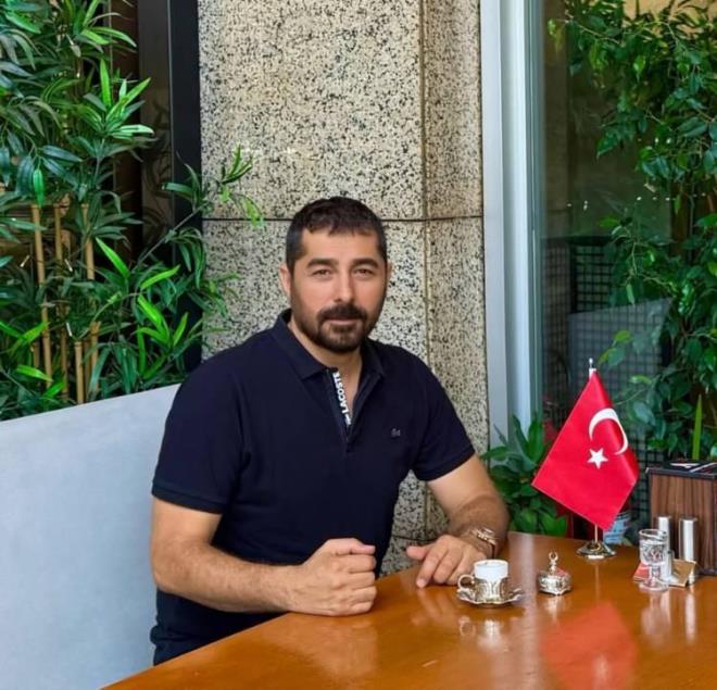 <strong>Babasna 3 kilometreden fazla yaklaamayan Ahmet Tatlses, imdilerde gerilimi sosyal medyaya tad.</strong>