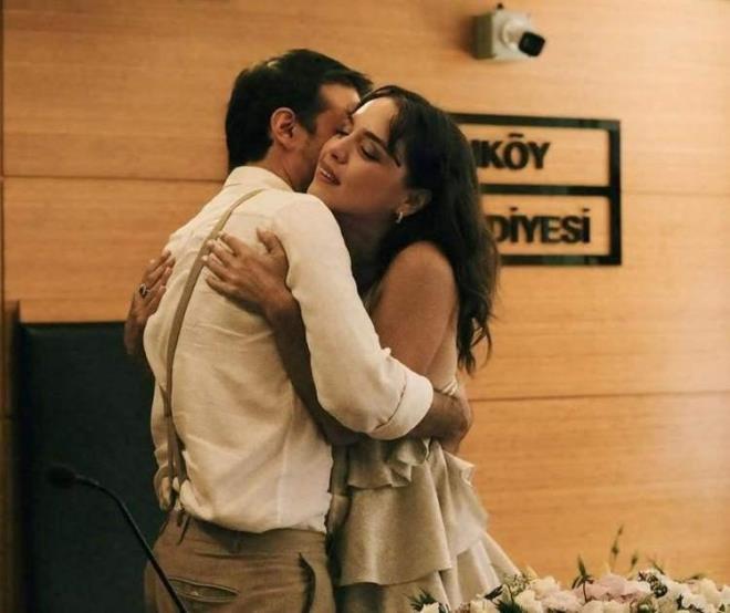 <p><span><strong>SEDA TRKMEN VE ILGAZ GRTLOLU</strong></span></p>    <p><strong>nl oyuncu Seda Trkmen ve ynetmen Ilgaz Giritliolu, srpriz bir kararla 2025'in eyll aynda nikah masasna oturdu.</strong></p>