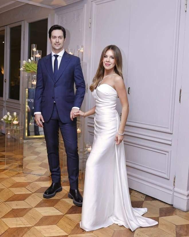 <p><span><strong>FEYYAZ ERFOLU VE MERVE DNKOL</strong></span></p>    <p><strong>Baarl oyunculuu ile geni hayran kitlesine sahip olan oyuncu Feyyaz erifolu, haber spikeri Merve Dinkol ile 29 Haziran'da dnyaevine girdi. iftin masallar aratmayan dn, sosyal medyada geni yank uyandrd.</strong></p>