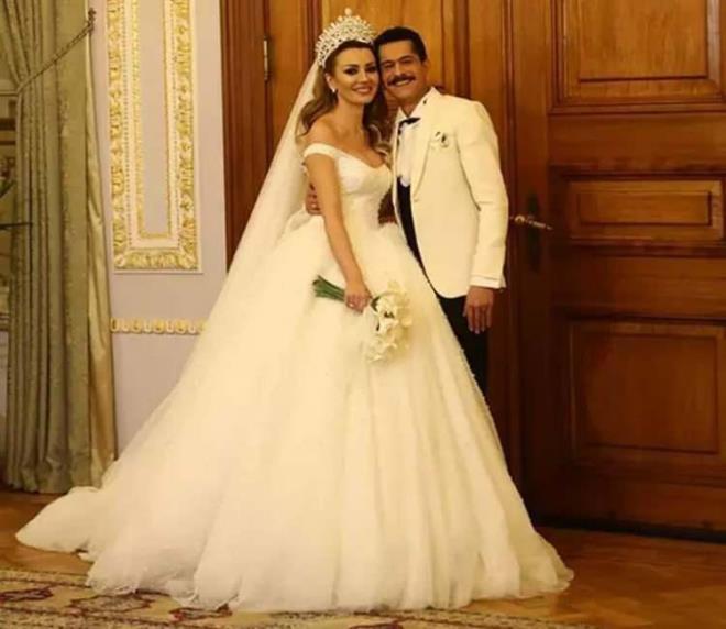 <p><span style="color:#A52A2A"><strong>SMAL HACIOLU VE DUYGU KUMARK</strong></span></p>    <p><strong>2010 ylnda Duygu Kumarki ile nikah masasna oturan ve bu evlilikten 'Yemin' adnda bir kz olan nl oyuncu smail Hacolu, 2020 ylnda boanma haberiyle gndeme gelmiti.</strong></p><strong>Baarl oyuncu eski eiyle bir kez daha 'mutlulua' ans verdi ve austos aynda ikinci kez nikah masasna oturdu. Sessiz sedasz gerekleen srpriz nikah, magazin kulislerini adeta sallad.</strong>