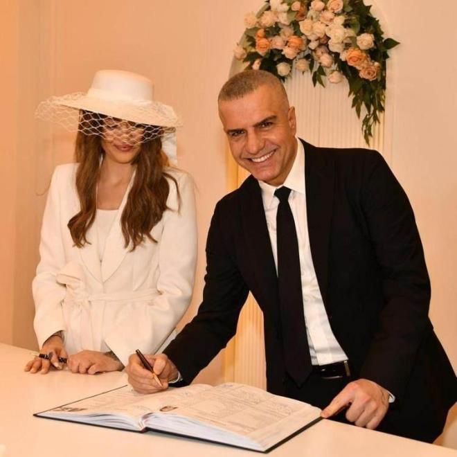 <p><span><strong>BERDAN MARDN VE DLARA TANAY</strong></span></p>    <p><strong>nl arkc Berdan Mardini, nisan aynda retmen Dilara Talay ile nikah masasna oturdu. Sessiz sedasz bir ekilde mutlulua 'evet' diyen iftin, evlilii geni yank uyandrd.</strong></p>