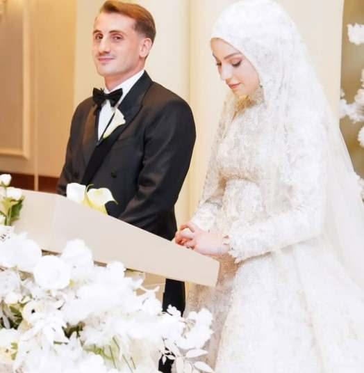 <p><span><strong>KEREM AKTRKOLU VE CEREN AZAK</strong></span></p>    <p><strong>imdilerde Fenerbahe'de forma giyen milli futbol yldz Kerem Aktrkolu, 2025'in mays aynda Ceren Azak ile nikah masasna oturdu. nl ift, Kocaeli'nde sade bir trenle dnyaevine girdi.</strong></p>