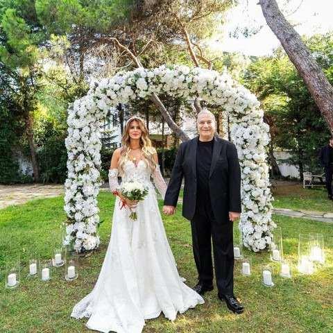 <p><span><strong>MEHMET AL ERBL VE GLSEREN CEYLAN</strong></span></p>    <p><strong>nl ovmen Mehmet Ali Erbil, uzun sredir inili kl bir iliki srdrd Glseren Ceylan ile 2025'in austos aynda nikah masasna oturdu.</strong></p><strong>nl sanatnn Yeniky'deki evinde gerekleen sade tren, sosyal medyada gnlerce konuuldu. 6'nc kez nikah masasna oturan Erbil'in nikah ncesi "Kadnn fendi Mehmet Ali'yi yendi" diyerek duygularn dile getirdi.</strong>