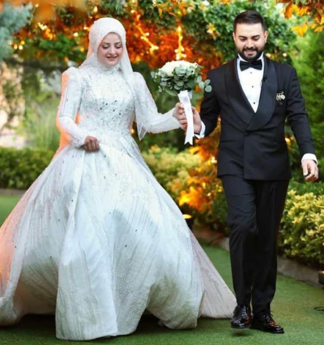 <p><span><strong>KADR EZLD VE GAMZE TRKMEN</strong></span></p>    <p><strong>"Temizlik Avclar" ve "En Hamarat Benim" programlaryla geni kitlelere ulaan nl sunucu Kadir Ezildi, bu yl evlenenler kervanna katlan nl isimlerden biri oldu. Nikah, sz, nian, kna derken gnlerce konuulan grkemli hazrlk srelerine imza atan Ezildi, 2025'in mays aynda Gamze Trkmen ile evlendi.</strong></p>