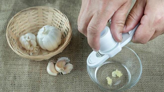 Sarmsak zl gargara, baz kiilerde tat almada rahatszlk, azda yanma hissi veya gl bir koku gibi istenmeyen yan etkilere neden olabilir.