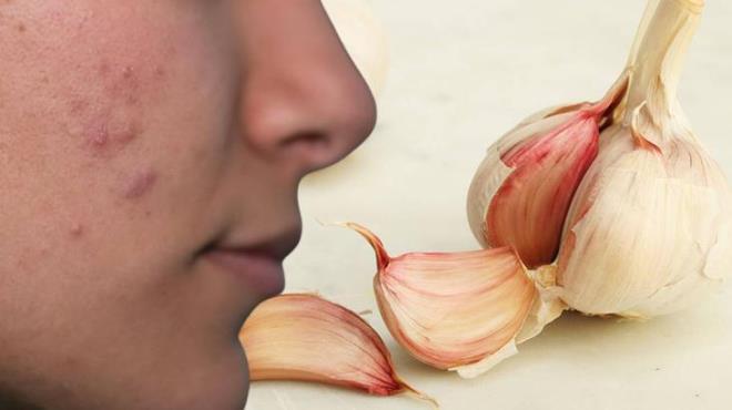 Bitkinin tehlikeli mikroplar savuturma konusunda CHX'e kar ne kadar iyi performans gsterdiini belirlemek iin yaplm dier almalar inceledi. Elde edilen bulgularda kimyasal antiseptik gargaralardan uzak durmak isteyen ? kimyasal ieriklere hassasiyeti olan ya da daha doal zmler arayan ? bireyler iin sarmsak zl gargara iyi bir seenek olabilir.