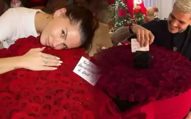 Galatasaray'n golcs Mauro Icardi ve sevgilisi China Suarez'in ak hz kesmeden devam ediyor. ift, son olarak Instagram'dan paylatklar romantik pozlarla dikkatleri zerine ekti. Icardi'nin sevgilisine ald yzk ise birok soruyu gndeme getirdi; "Evlenecekler mi?" sorusu hala merak konusu.