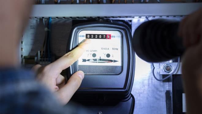 Trkiye genelinde elektrik sayalar akll sisteme geiyor.&nbsp;EPDK'nn Resmi Gazete'de yaymlanan kararyla&nbsp;1 Mart 2026'dan itibaren eski sayalar kademeli olarak yenilenecek; vatandalar tketim bilgilerine anlk eriebilecek, datm irketleri ise veri sorunlarn en ge 48 saat iinde zmek zorunda olacak.&nbsp;Dzenlemeyle, 1 Mart 2026 temel olmak zere, 2027'ye kadar baz yerlerde %70 dnm, 2028'e kadar ise %100 dnm hedeflendi.