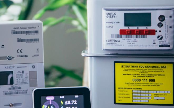 TRKYE akll elektrik sayac Pro modeline geiyor. 5 Aralk 2025 tarihli Resmi Gazetede yaynlanan kararla 2027 yl sonuna kadar tm sayalarn deimesi gerekiyor. Saya deiimi yllk tketimi 10 MWh st olanlar ile apartman, site ve i yerleri iin zorunlu oldu. Akll elektrik sayac pro modellerinin fiyatlar ise 800 liradan balayp 3 bin liraya kadar kyor. Akll sayalarn cretini aboneler deyecek.