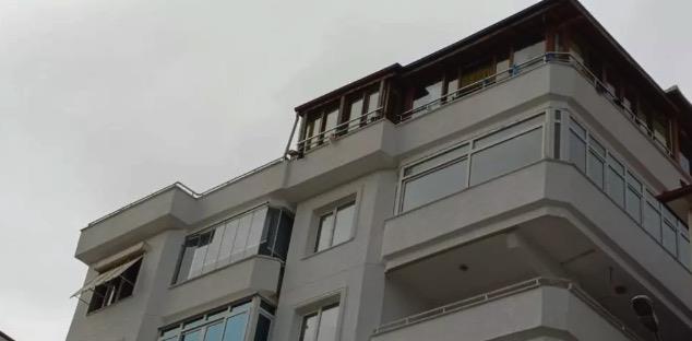 <p><strong>"GLL'NN TLD GRNTLER KAMERAM KAYIT ETM"</strong></p>  <p>Komu, Balkesir'de yaadn ancak narck'taki yazlnda bulunan gvenlik kamerasnn kaydettii grntleri incelediini belirterek, "Gll'nn itildii grntleri kameram kayt etmi" dedi. Grntleri emniyete teslim edeceini belirten komu, "Artk bu olay zlsn" ifadelerini kulland.</p>