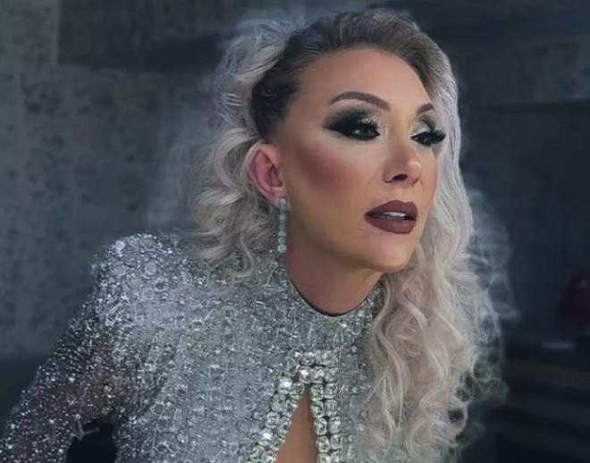 nl arkc&nbsp;Gll'nn Yalova narck'taki evinin camndan derek gerekleen lmyle ilgili balatlan detayl soruturma her geen gn derinleirken, yeni arpc iddialar da ortaya atlmaya devam ediyor. Son olarak ismini paylamak istemeyen bir komu, kendi gvenlik kamerasnn Gll'nn camdan dp ld anlara dair pheli grntler kaydettiini syleyerek nemli aklamalar yapt. Yapt arpc aklamalar, soruturmaya yeni bir boyut kazandrabilir. Bu iddialar akllardaki cinayet ihtimallerini yeniden ortaya kard. te detaylar...